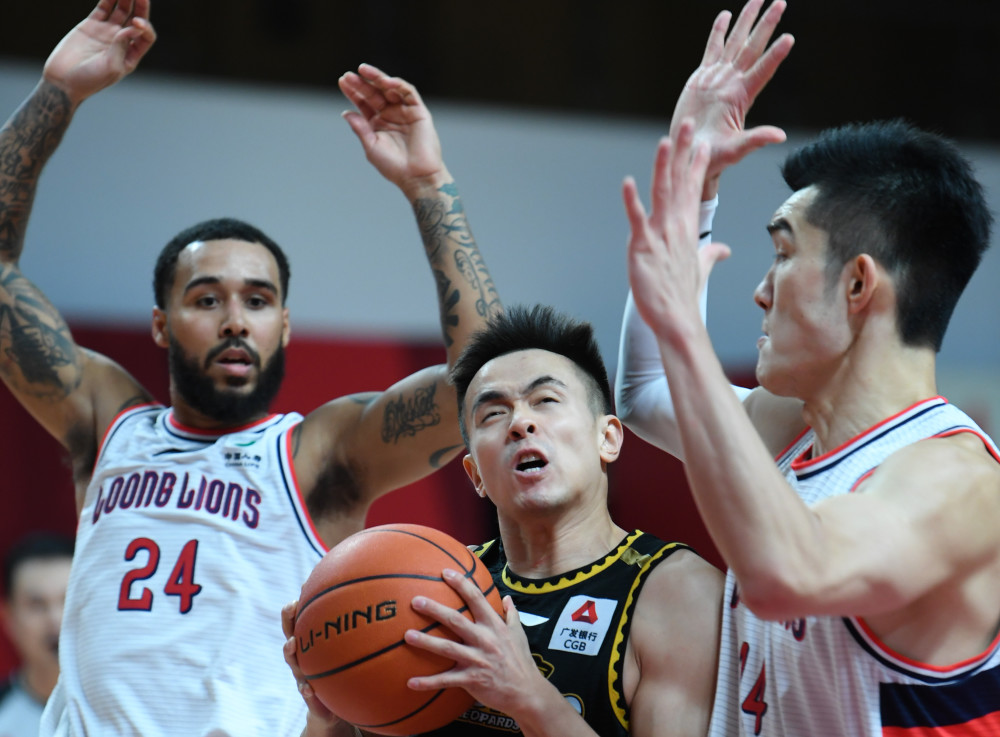 关于从Rookie在澳大利亚队比赛中险胜到广州队临场应变备战CBA常规赛，阿斯顿维拉围绕全明星赛队长鼓劲的信息