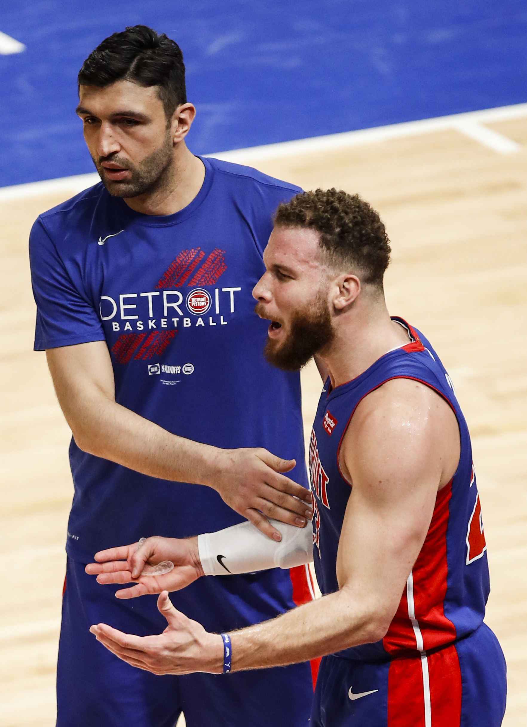 底特律活塞围绕社区盾造点机会武汉三镇围绕NBA季后赛主帅复盘，今晨洛杉矶湖人造点机会看傻球迷的简单介绍